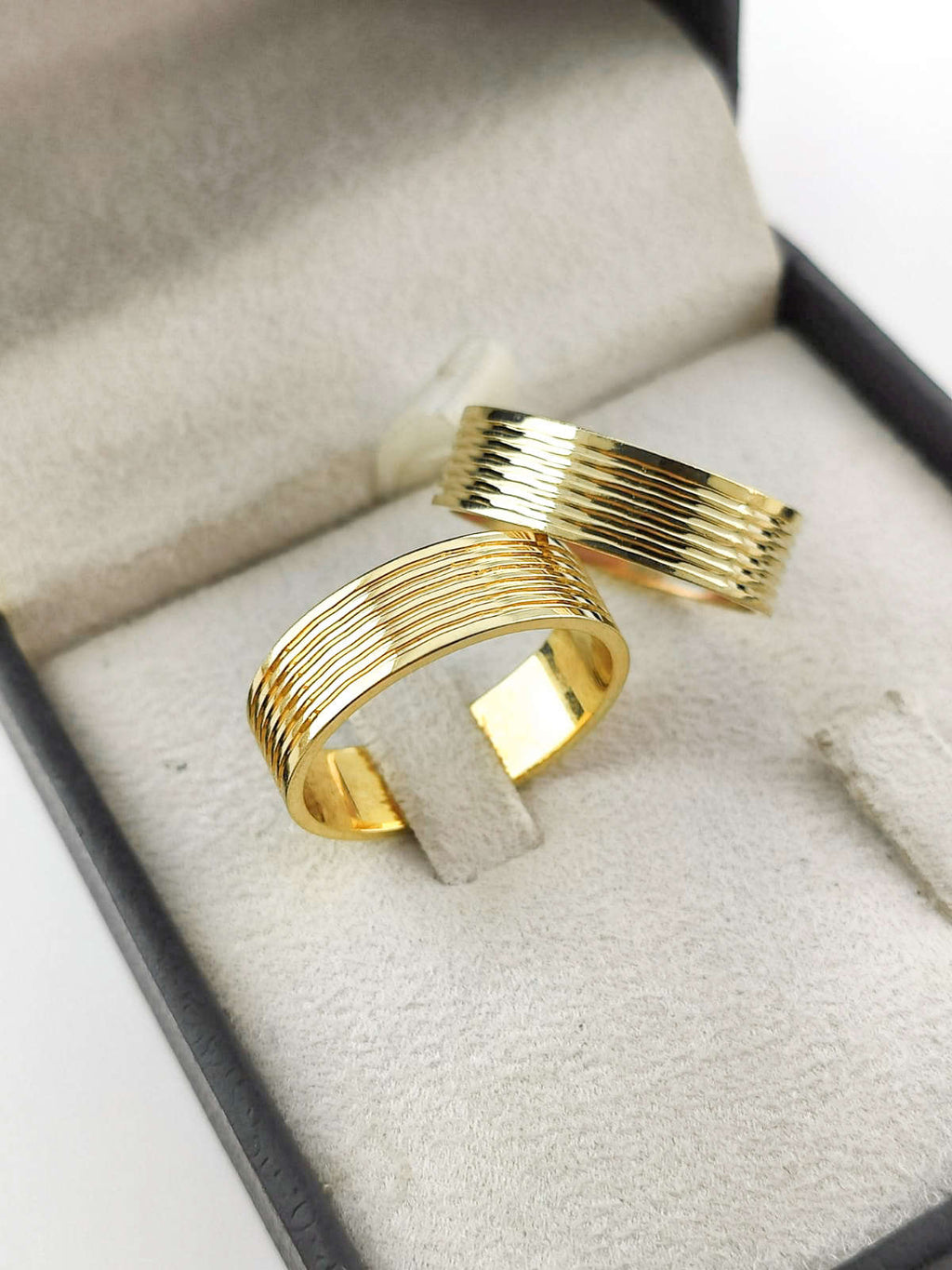 Aliança em Ouro 18k Reto com Linhas 7mm