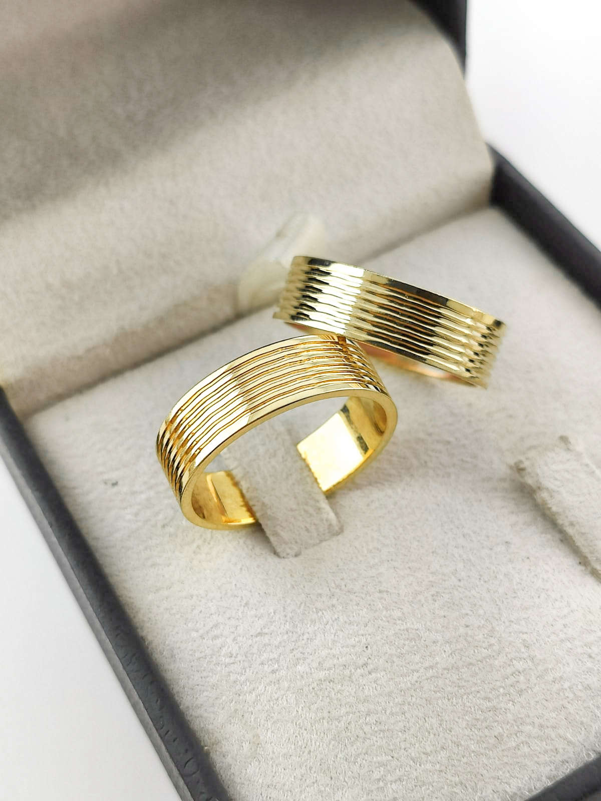 Aliança em Ouro 18k Reto com Linhas 7mm