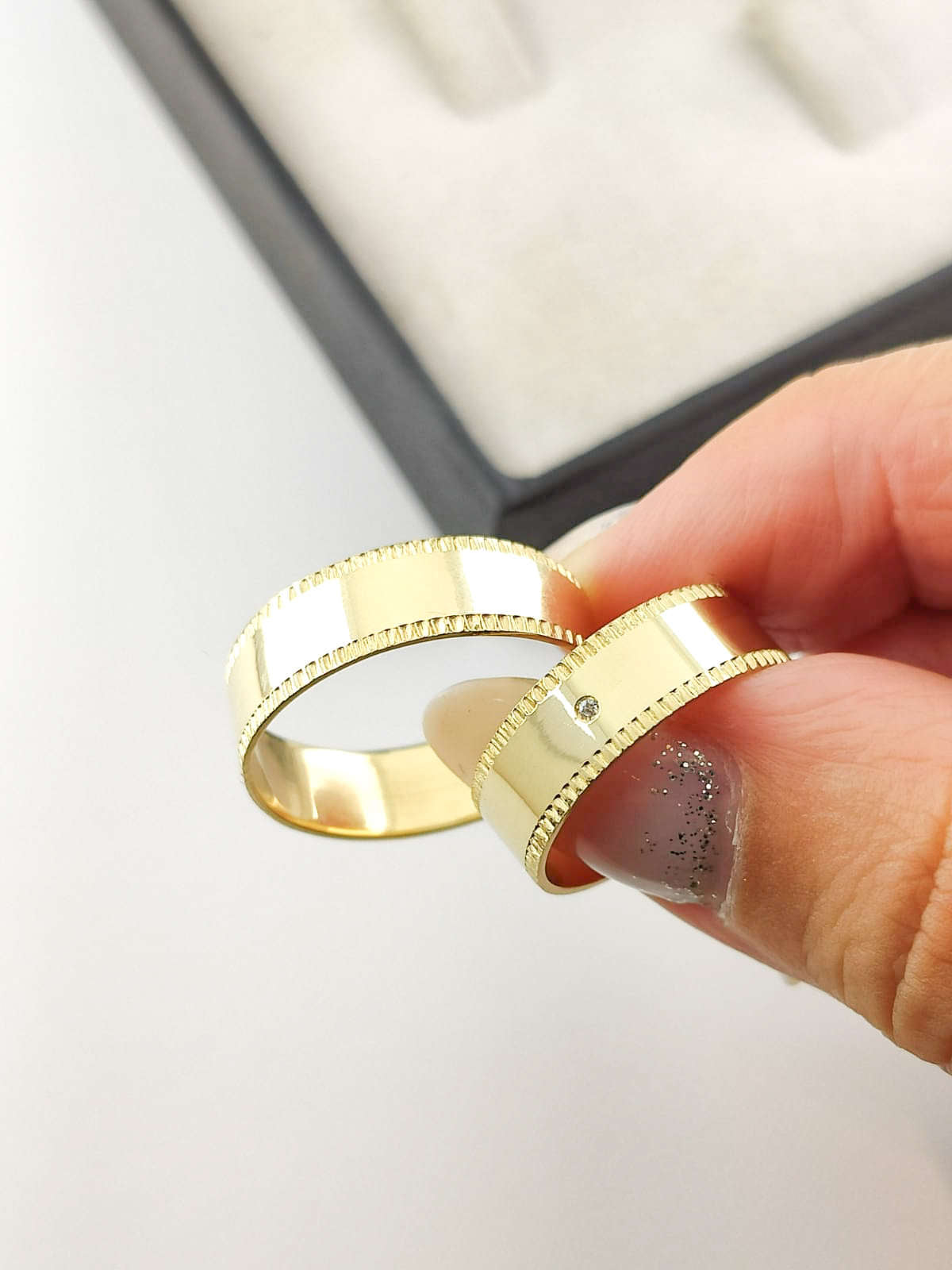 Aliança em Ouro 18k Reto com Frisos 6mm com 1 Brilhante