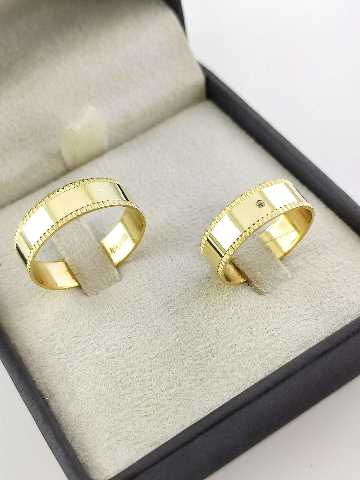 Aliança em Ouro 18k Reto com Frisos 6mm com 1 Brilhante