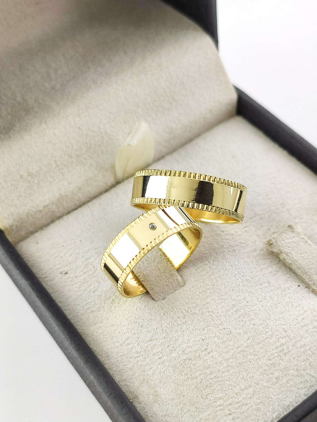 Aliança em Ouro 18k Reto com Frisos 6mm com 1 Brilhante