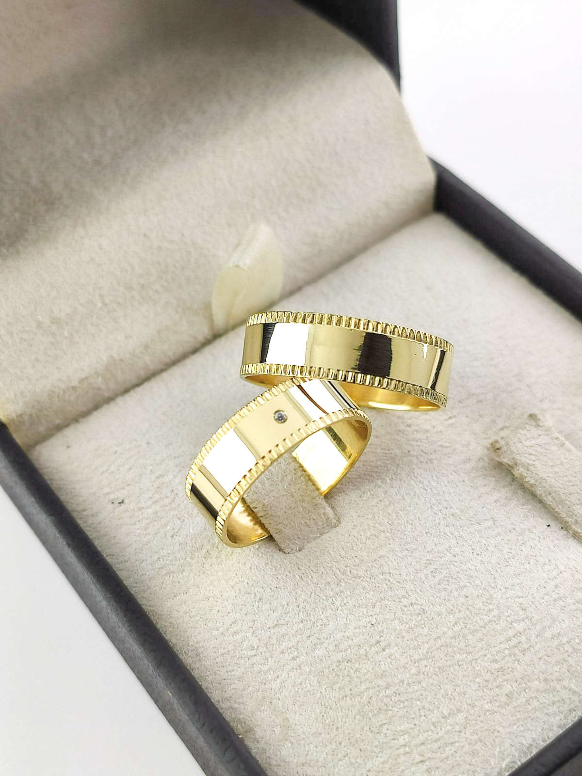 Aliança em Ouro 18k Reto com Frisos 6mm com 1 Brilhante
