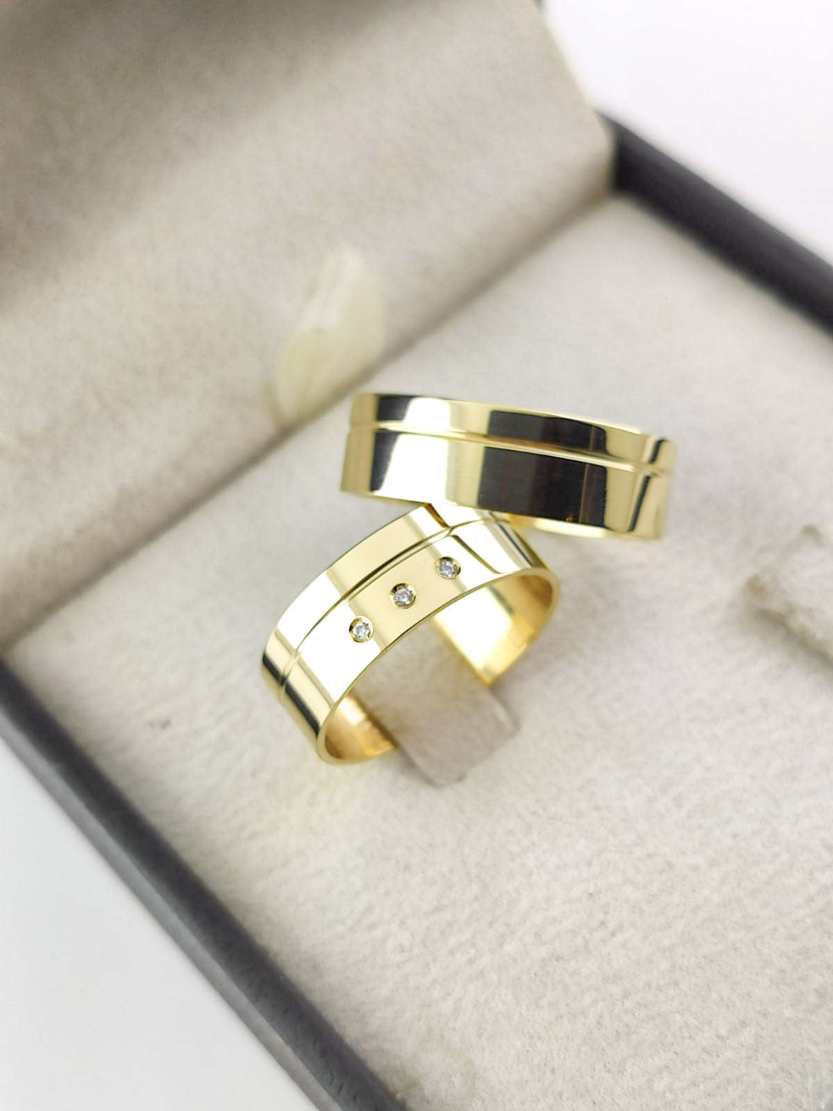 Aliança em Ouro 18k Reto 6mm com 3 Brilhantes