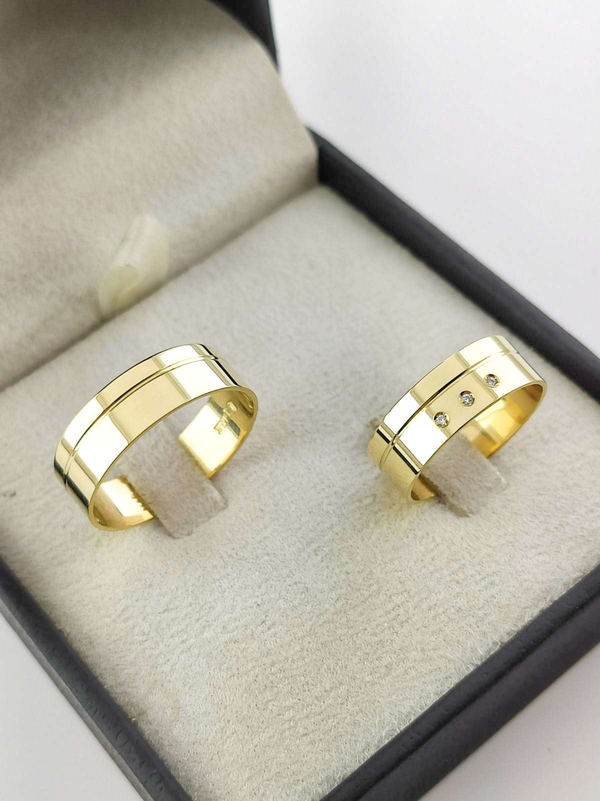 Aliança em Ouro 18k Reto 6mm com 3 Brilhantes