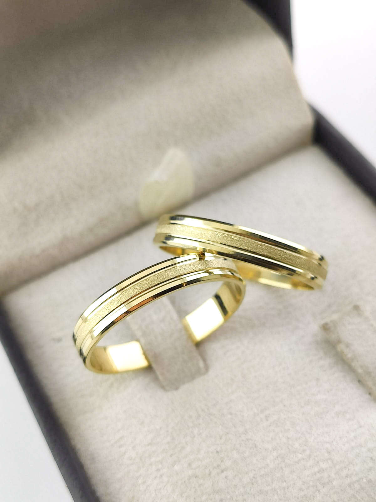 Aliança em Ouro 18k Reto com Frisos 4mm