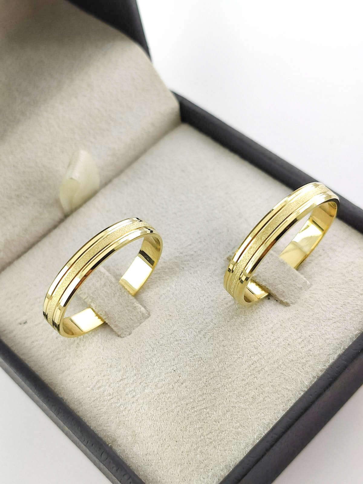 Aliança em Ouro 18k Reto com Frisos 4mm