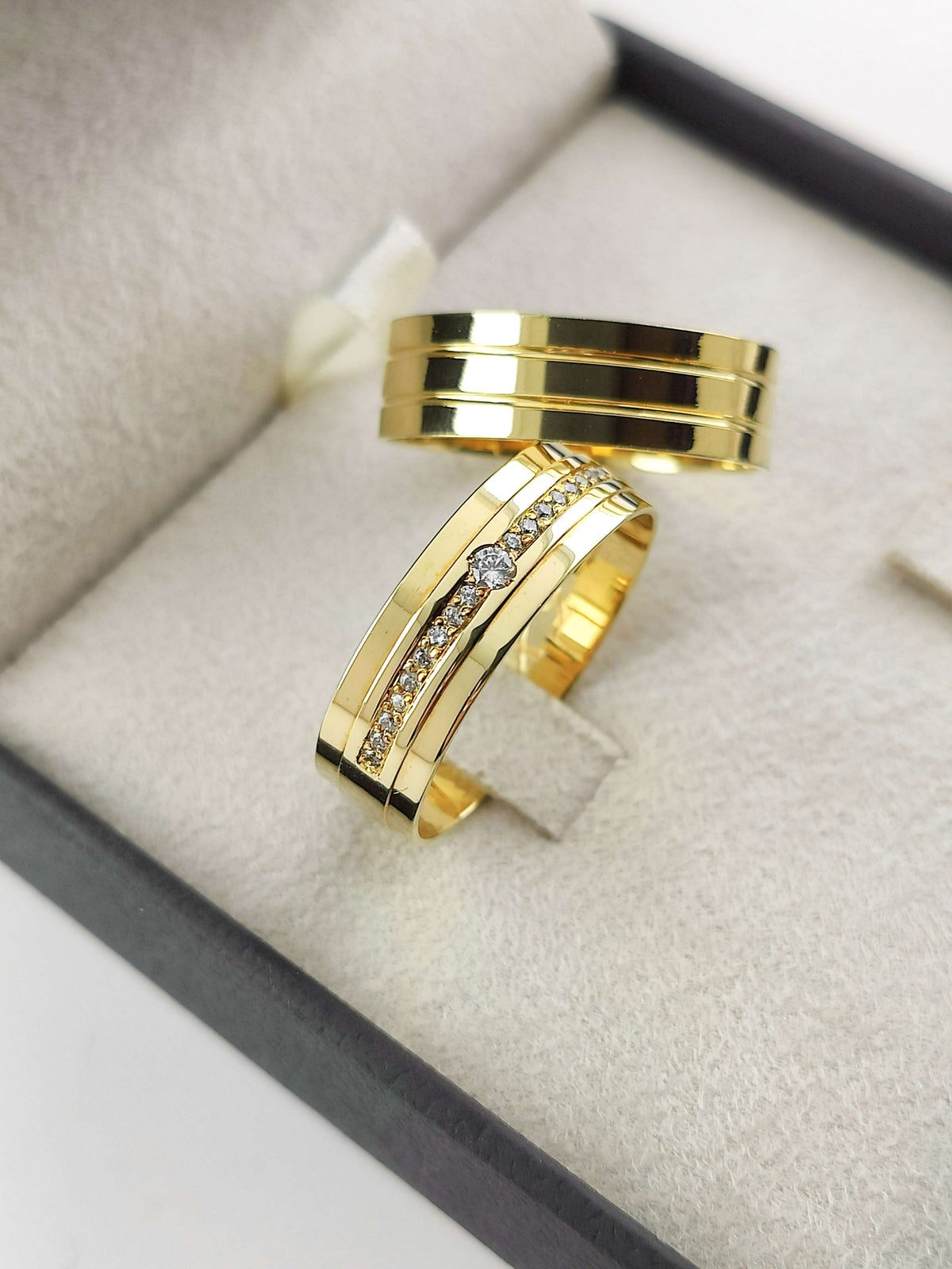 Aliança em Ouro 18k Reto com Frisos 6mm com 1 Brilhante central + 18 Brilhantes no aro
