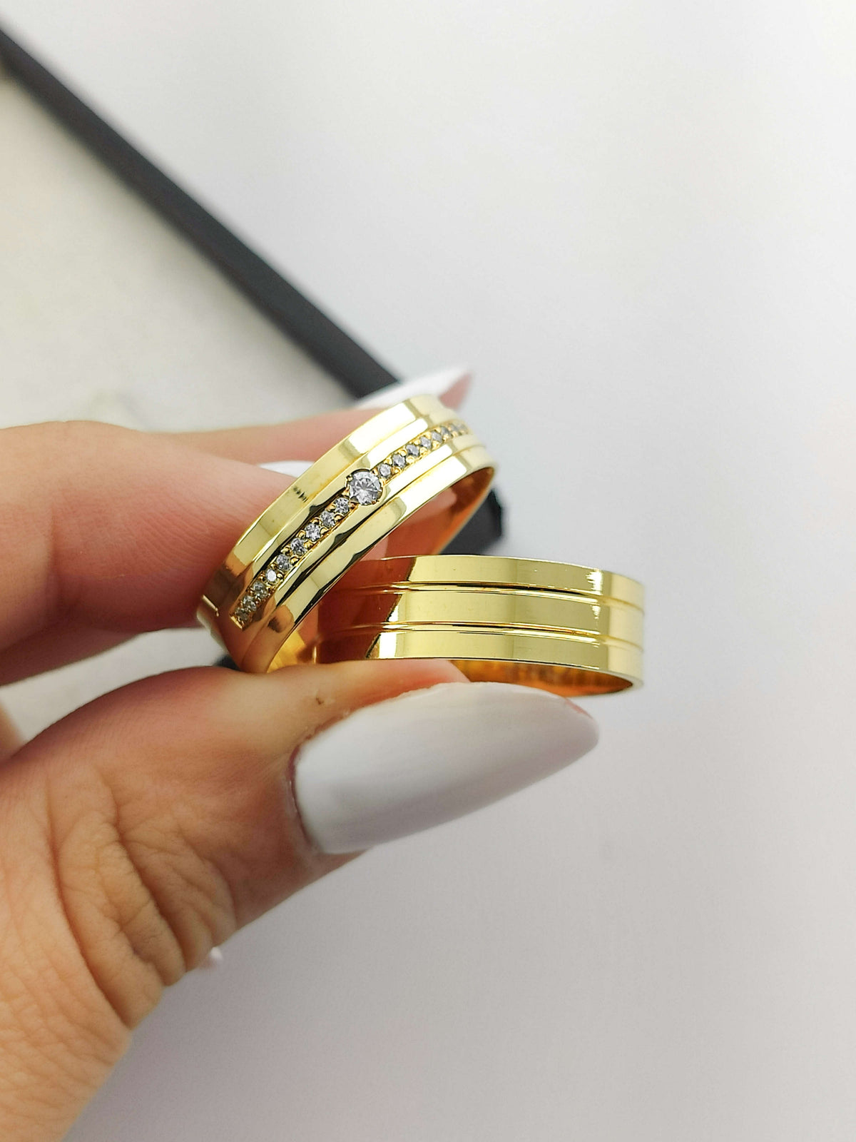Aliança em Ouro 18k Reto com Frisos 6mm com 1 Brilhante central + 18 Brilhantes no aro