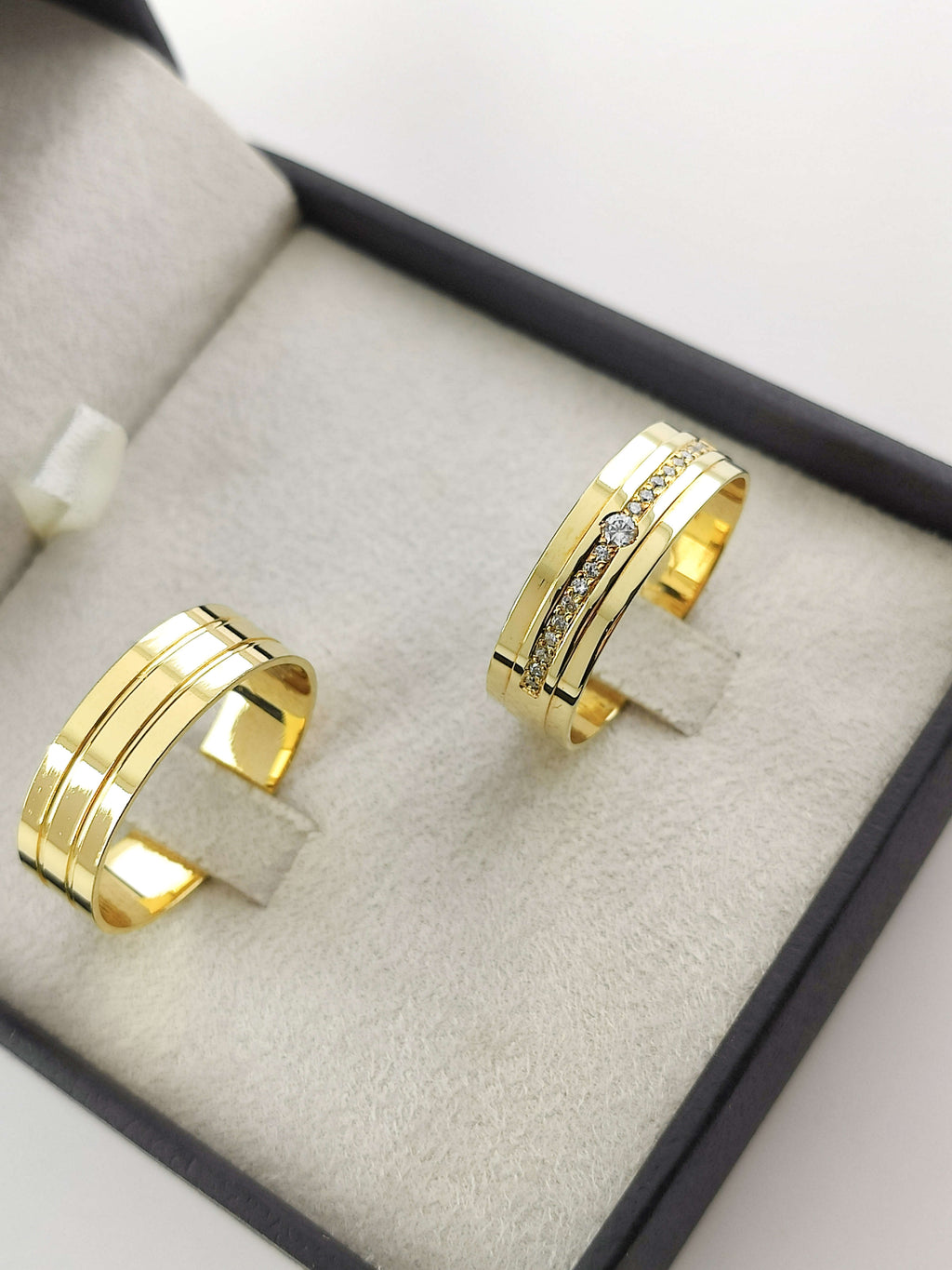 Aliança em Ouro 18k Reto com Frisos 6mm com 1 Brilhante central + 18 Brilhantes no aro