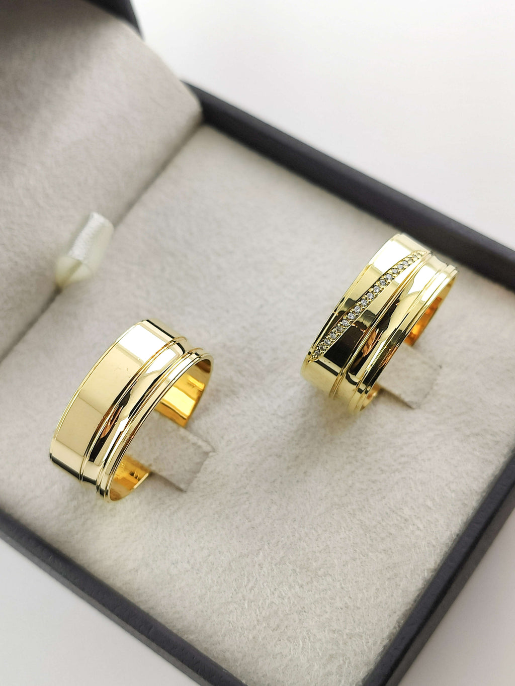 Aliança em Ouro 18k Reto com Frisos 8mm com 19 Brilhantes