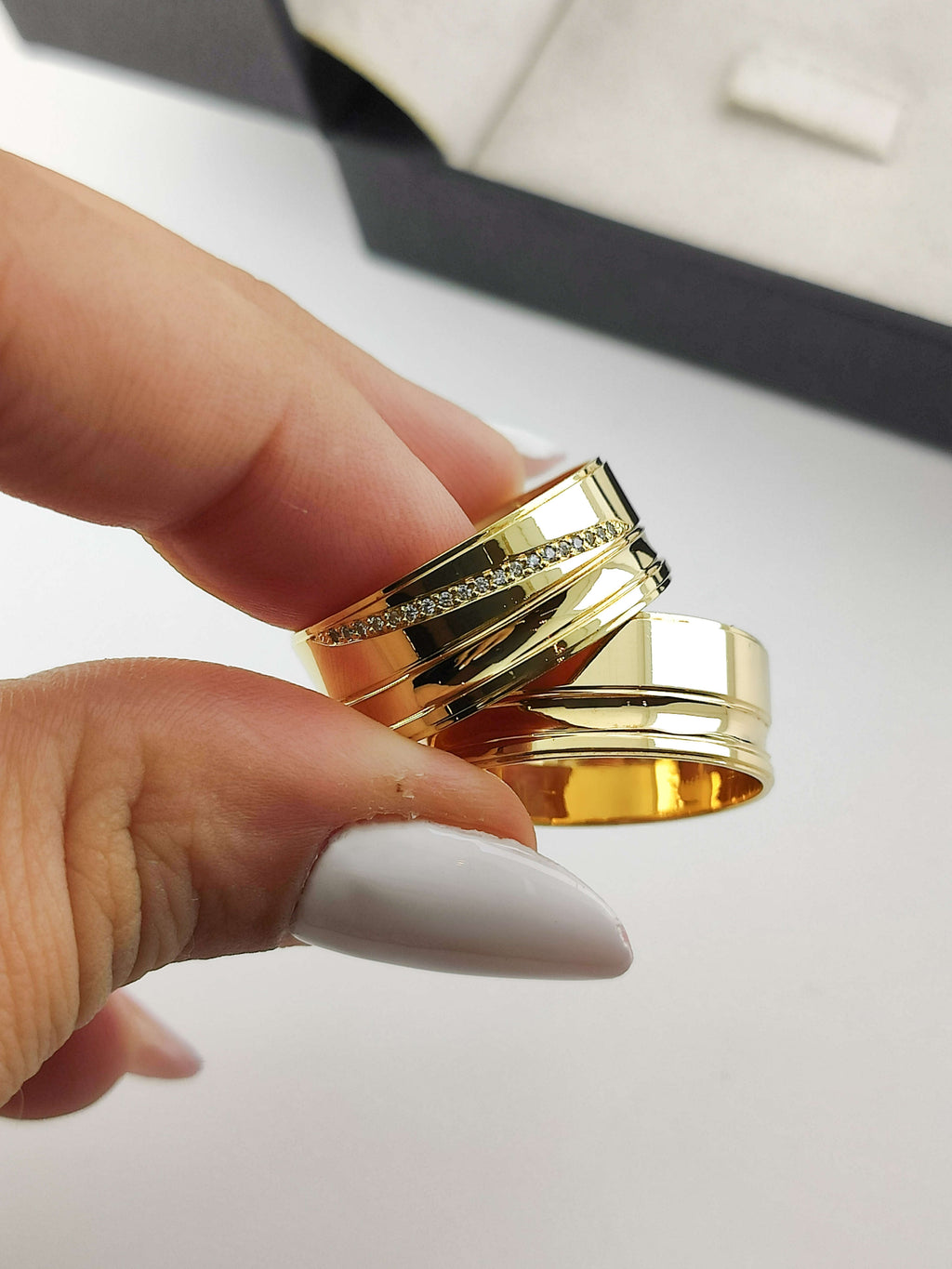 Aliança em Ouro 18k Reto com Frisos 8mm com 19 Brilhantes