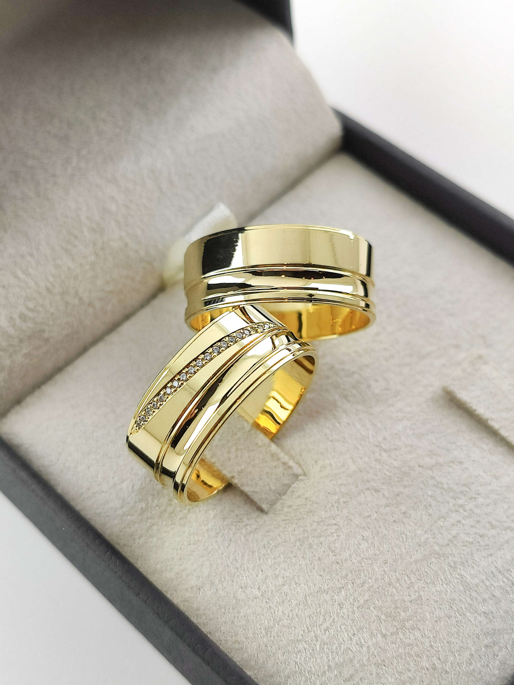 Aliança em Ouro 18k Reto com Frisos 8mm com 19 Brilhantes