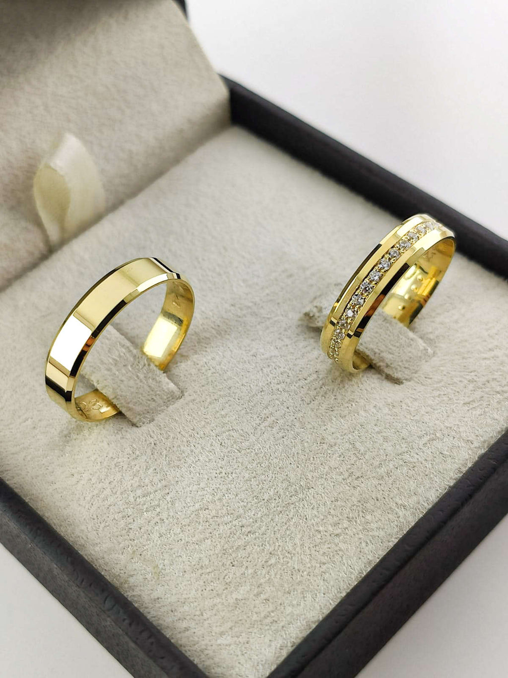 Aliança em Ouro 18k Reto com Frisos 4mm com 20 Brilhantes