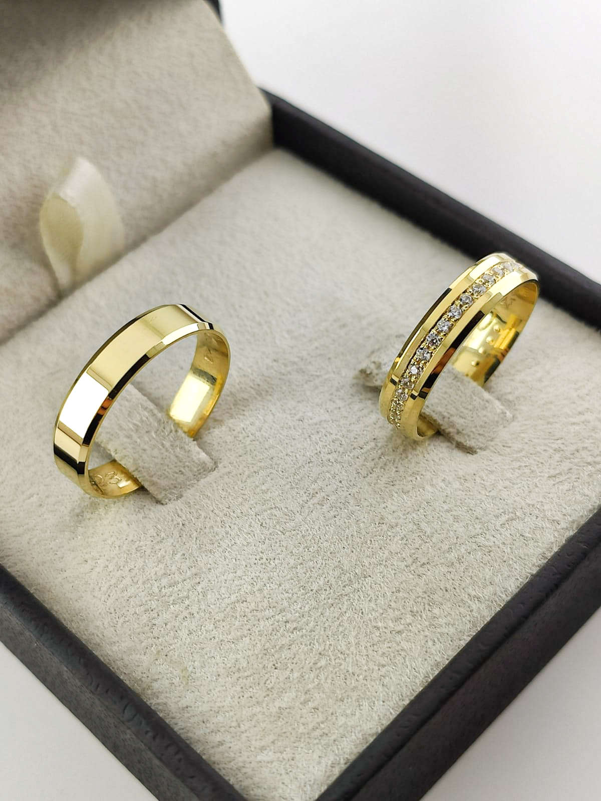 Aliança em Ouro 18k Reto com Frisos 4mm com 20 Brilhantes