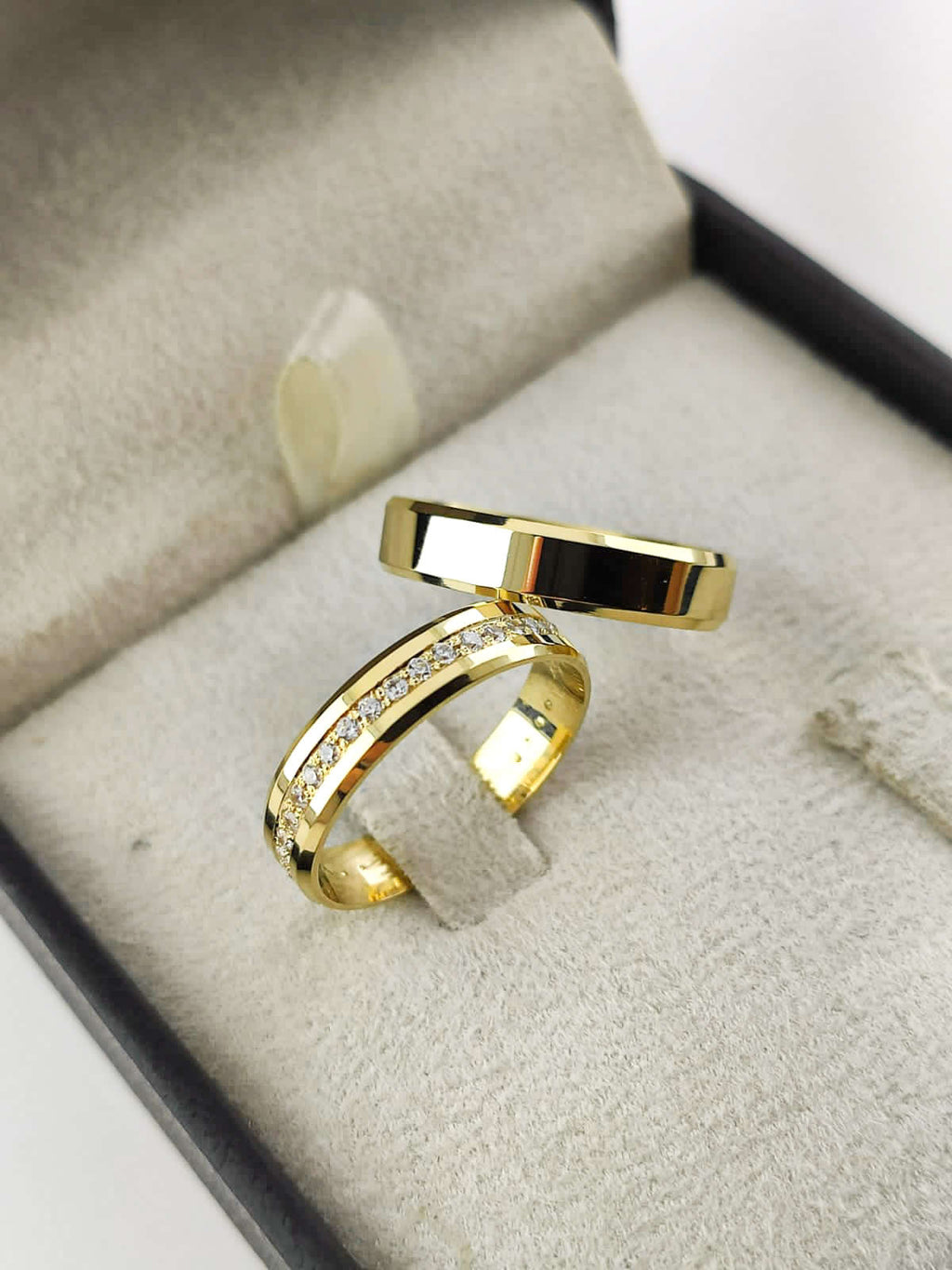 Aliança em Ouro 18k Reto com Frisos 4mm com 20 Brilhantes