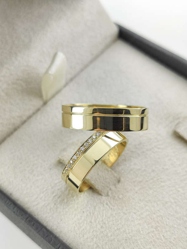 Aliança em Ouro 18k Reto com Frisos 6mm com 20 Brilhantes