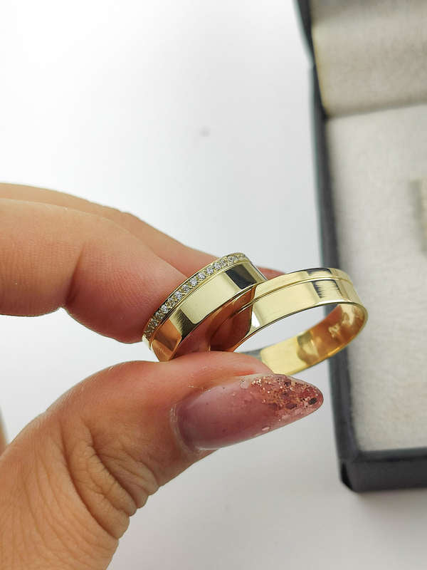 Aliança em Ouro 18k Reto com Frisos 6mm com 20 Brilhantes