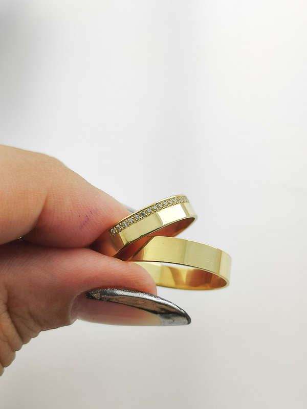 Aliança em Ouro 18k Reto 4mm com 20 Brilhantes