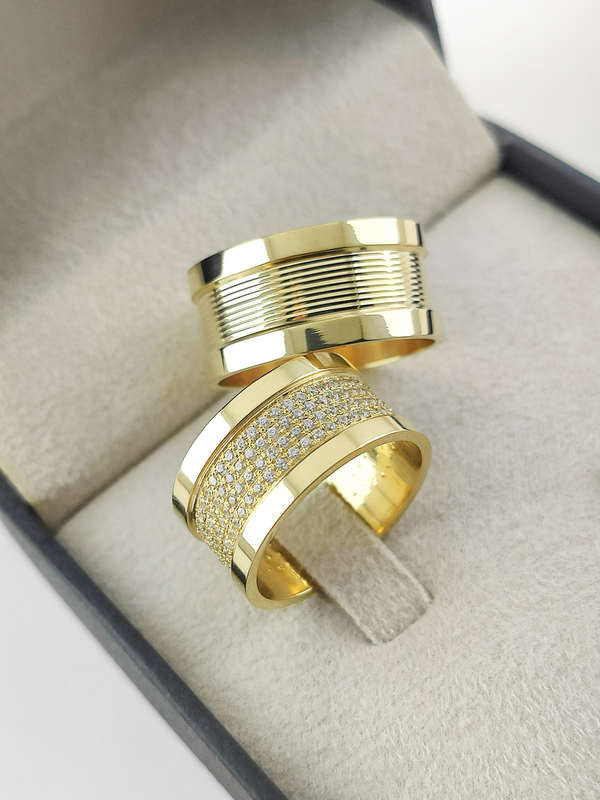 Aliança em Ouro 18k Reto com Linhas 10mm com 160 Brilhantes