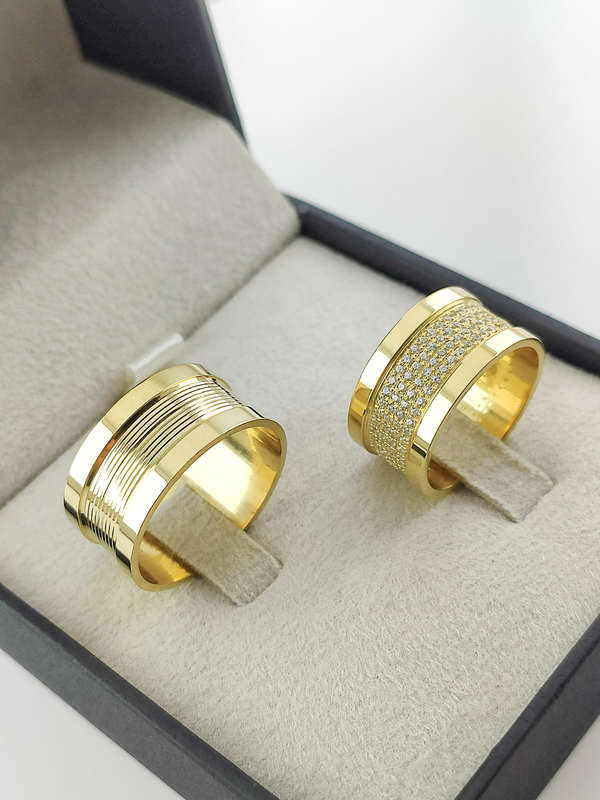Aliança em Ouro 18k Reto com Linhas 10mm com 160 Brilhantes