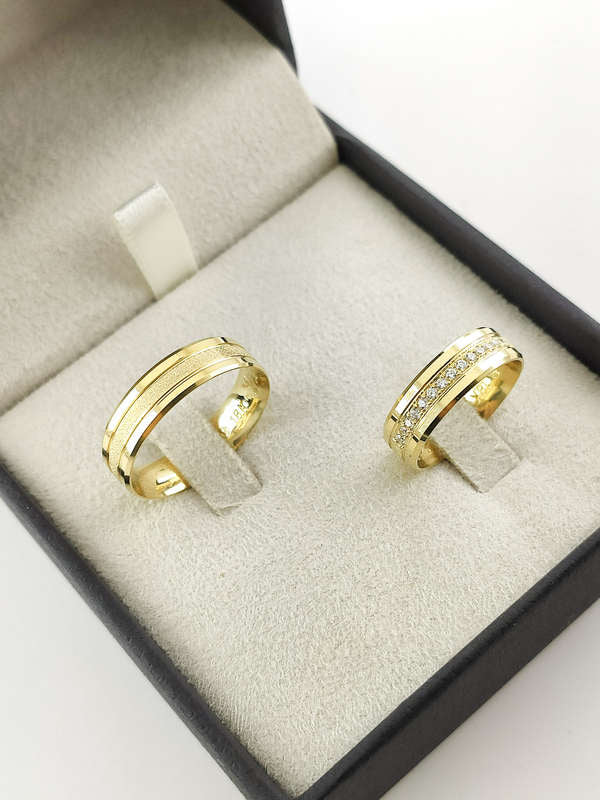 Aliança em Ouro 18k Reto com Frisos 5mm com 15 Brilhantes