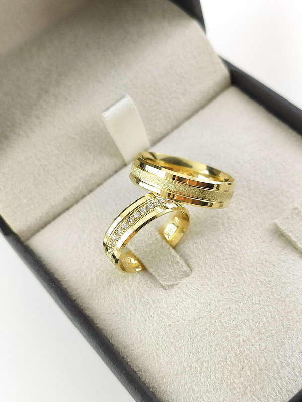 Aliança em Ouro 18k Reto com Frisos 5mm com 15 Brilhantes