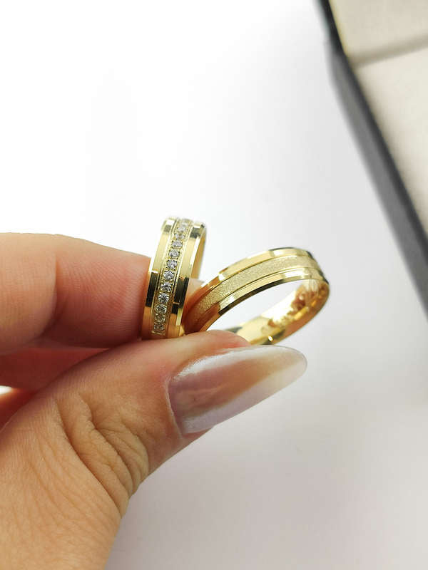 Aliança em Ouro 18k Reto com Frisos 5mm com 15 Brilhantes