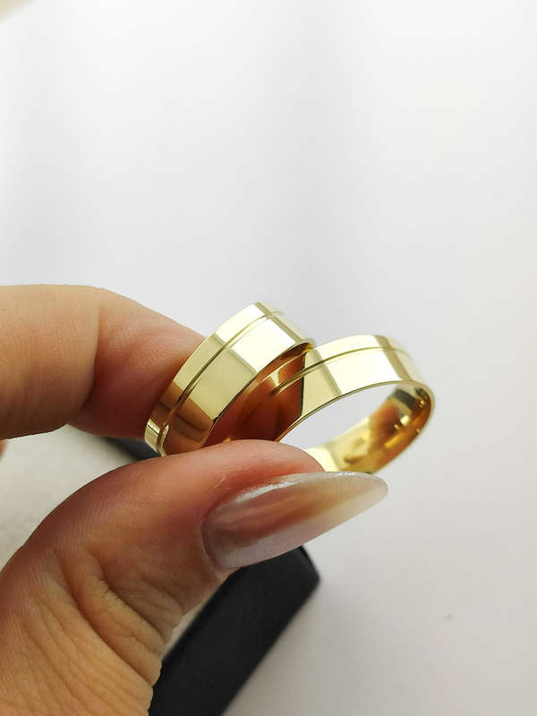 Aliança em Ouro 18k Reto com Frisos 6mm