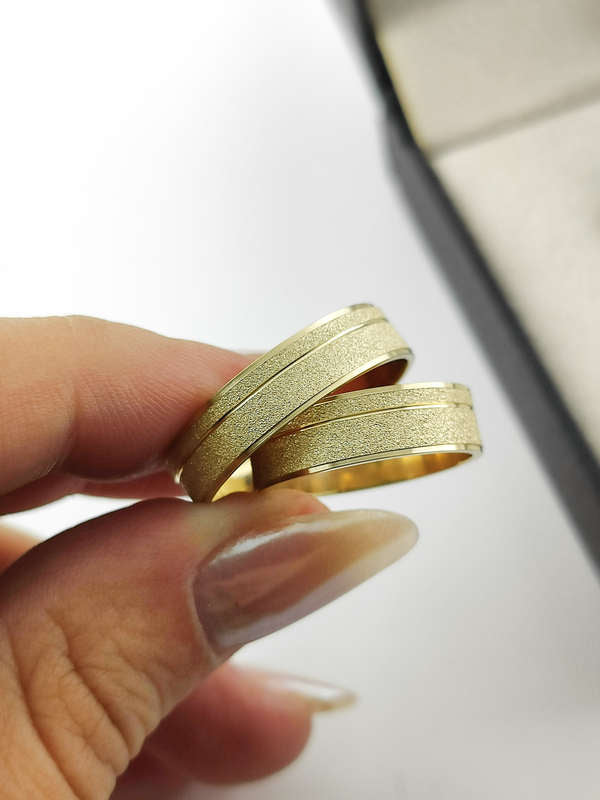 Aliança em Ouro 18k Reto Texturizado 5mm