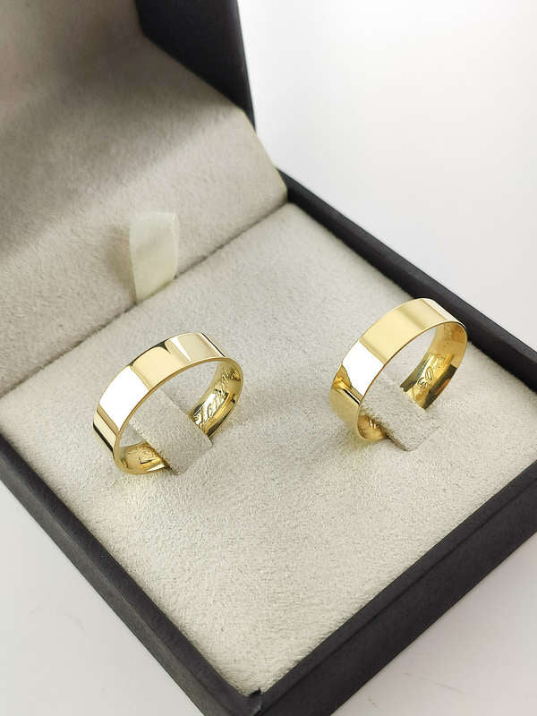 Aliança em Ouro 18k Reto Facetado 5mm