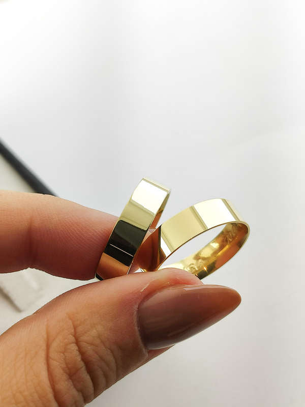 Aliança em Ouro 18k Reto Facetado 5mm