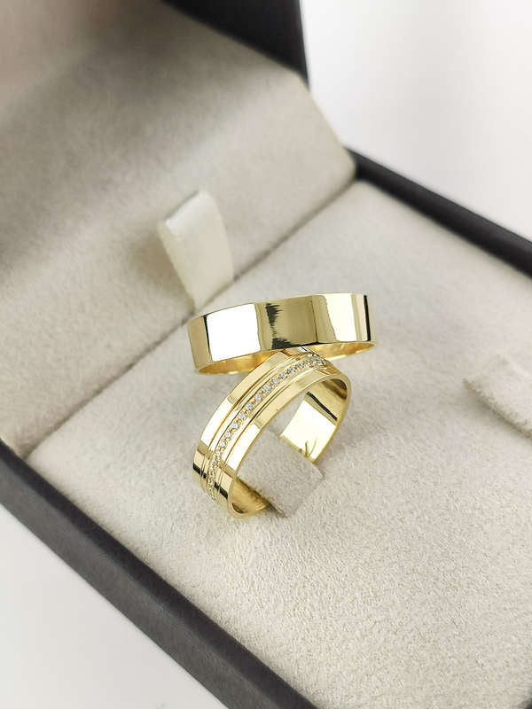Aliança em Ouro 18k Reto Texturizado com Frisos 5mm com 40 Brilhantes