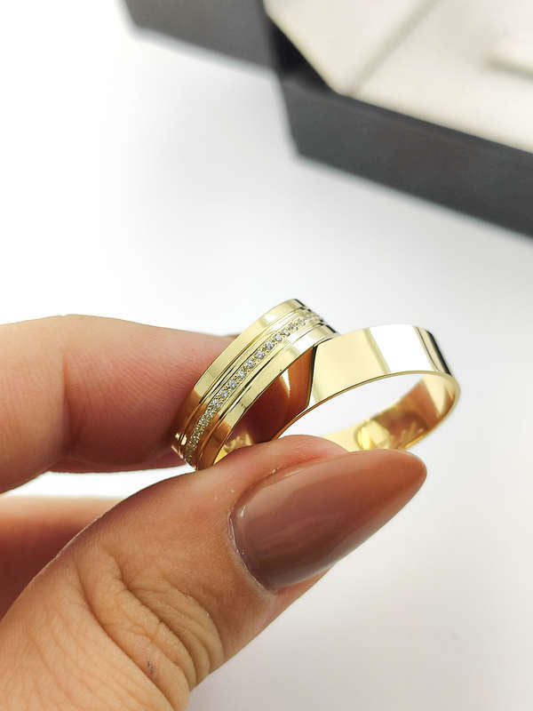 Aliança em Ouro 18k Reto Texturizado com Frisos 5mm com 40 Brilhantes