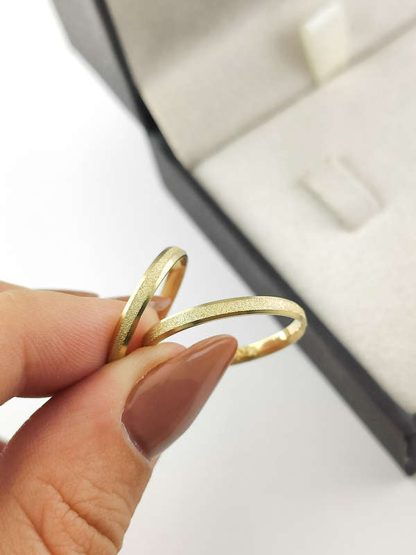 Aliança em Ouro 18k Reto Texturizado 2mm
