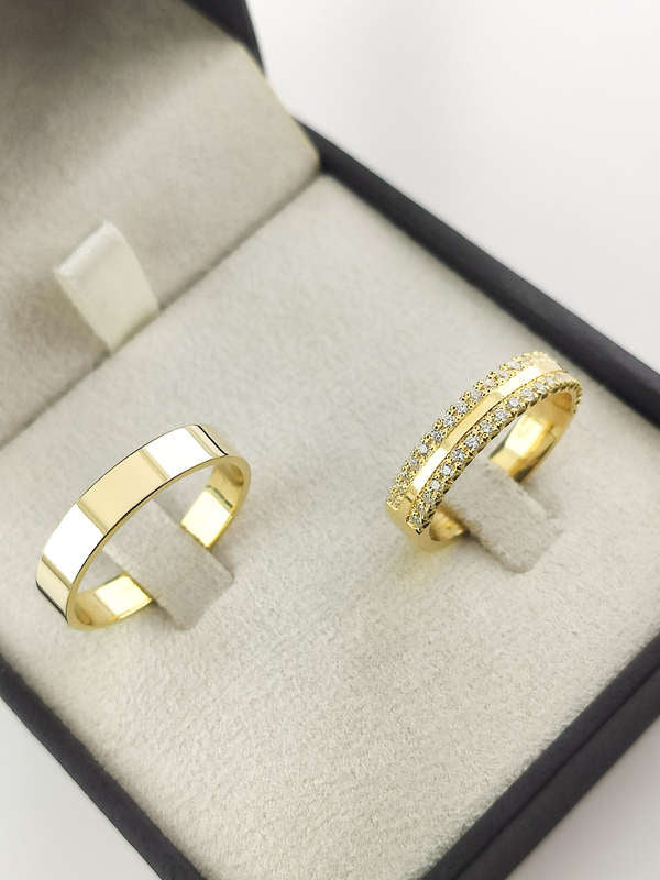 Aliança em Ouro 18k Reto com Frisos 5mm com 40 Brilhantes
