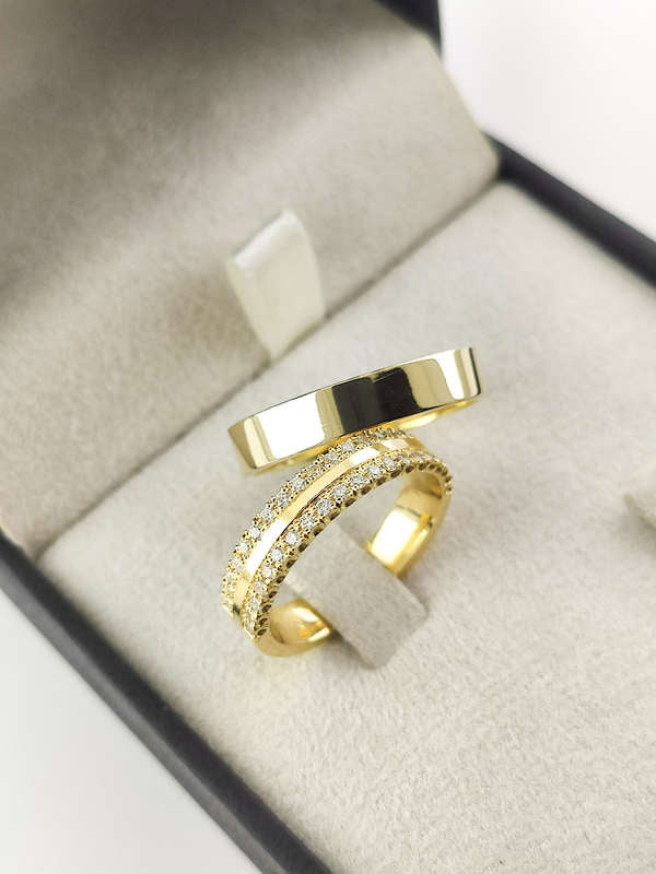 Aliança em Ouro 18k Reto com Frisos 5mm com 40 Brilhantes