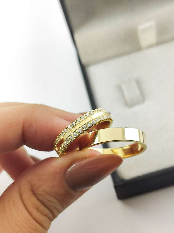Aliança em Ouro 18k Reto com Frisos 5mm com 40 Brilhantes