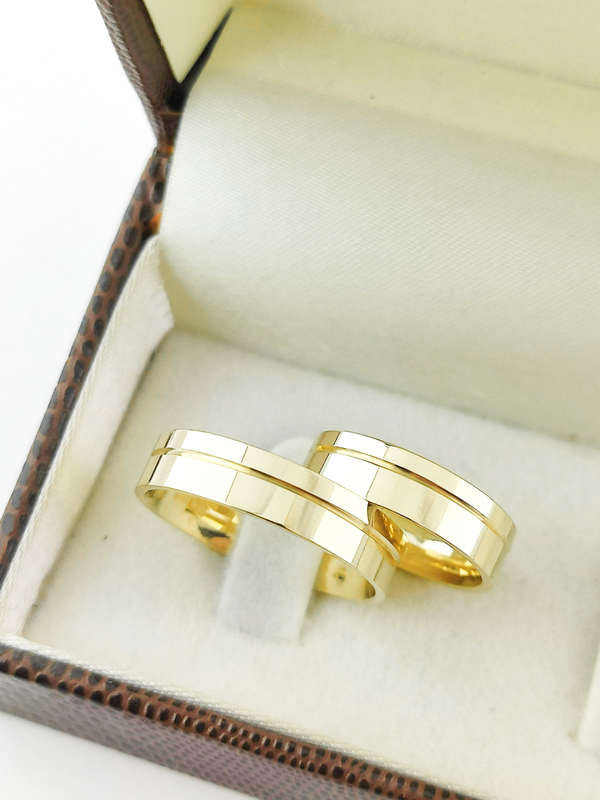 Aliança em Ouro 18k Reto com Frisos 5mm