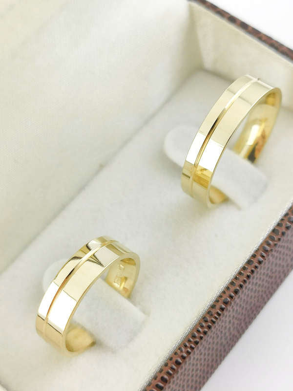 Aliança em Ouro 18k Reto com Frisos 5mm