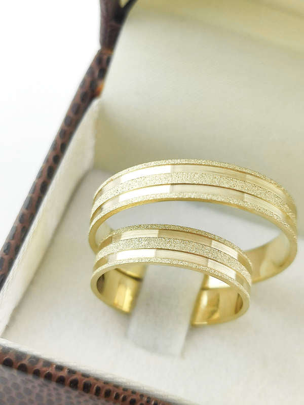 Aliança em Ouro 18k Reto Texturizado com Frisos 5mm