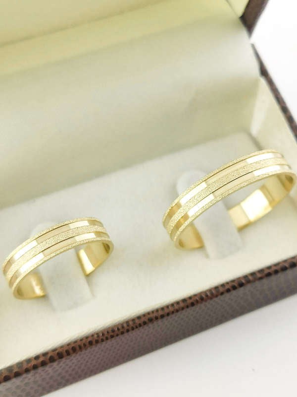 Aliança em Ouro 18k Reto Texturizado com Frisos 5mm
