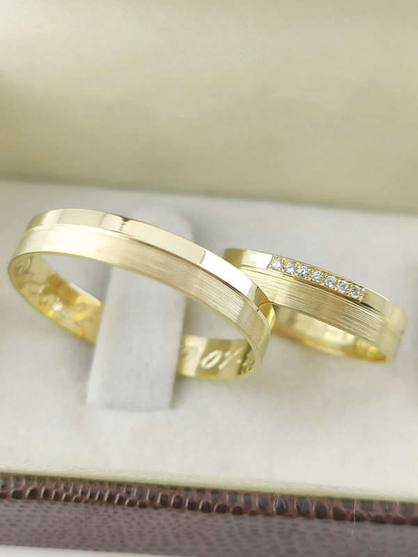 Aliança em Ouro 18k Reto com Friso 4mm com 7 Brilhantes