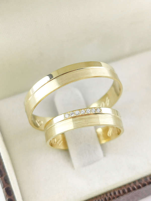 Aliança em Ouro 18k Reto com Friso 4mm com 7 Brilhantes