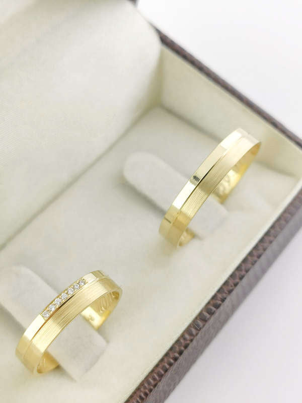 Aliança em Ouro 18k Reto com Friso 4mm com 7 Brilhantes