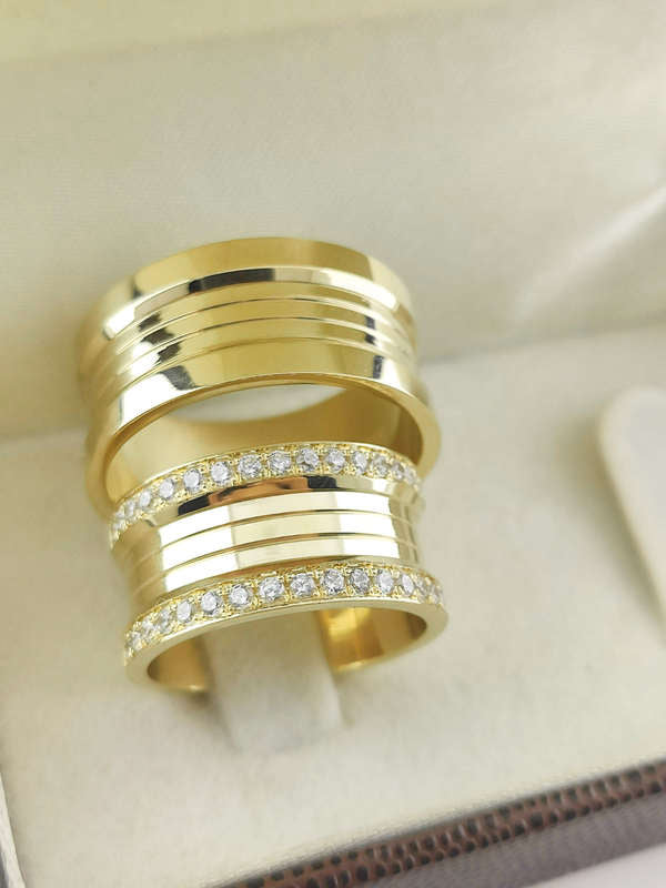 Aliança em Ouro 18k Reto com Linhas 10mm com 50 Brilhantes