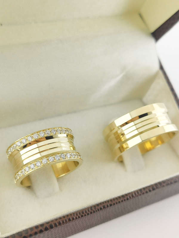 Aliança em Ouro 18k Reto com Linhas 10mm com 50 Brilhantes