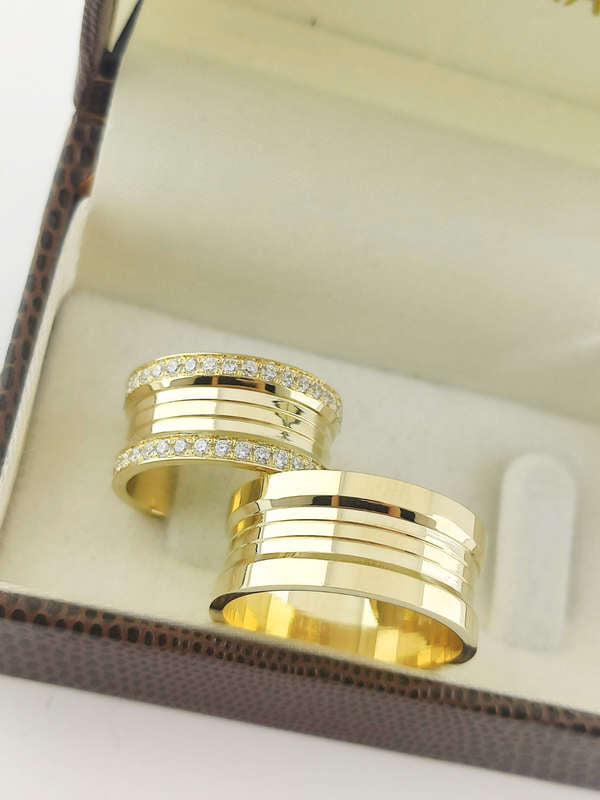 Aliança em Ouro 18k Reto com Linhas 10mm com 50 Brilhantes