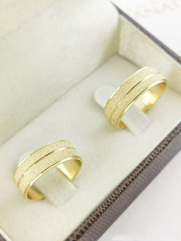 Aliança em Ouro 18k Reto Texturizado 6mm