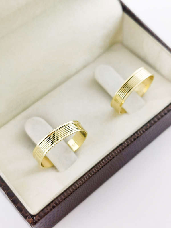 Aliança em Ouro 18k Reto com Linhas 4mm