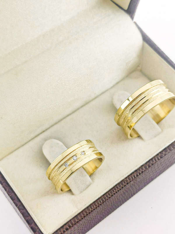 Aliança em Ouro 18k Reto com Frisos 7mm com 3 Brilhantes